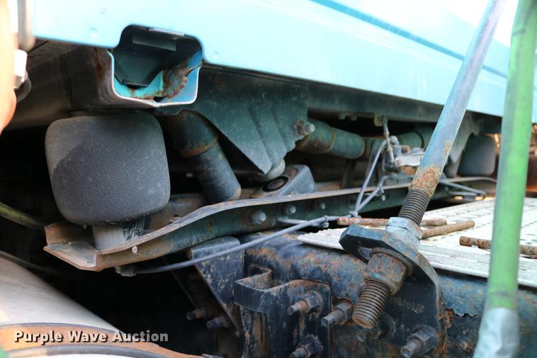 image for item DD0064 2004 Volvo VNL semi truck