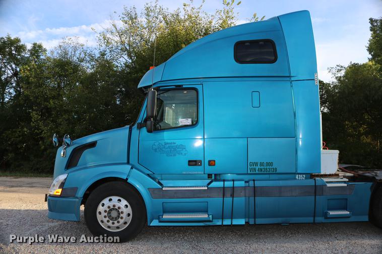 image for item DD0064 2004 Volvo VNL semi truck