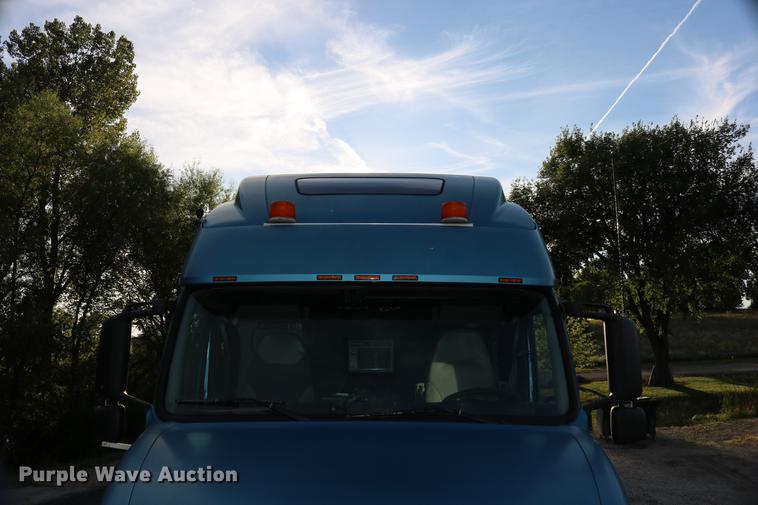 image for item DD0064 2004 Volvo VNL semi truck