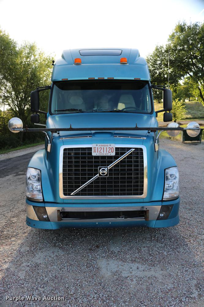 image for item DD0064 2004 Volvo VNL semi truck