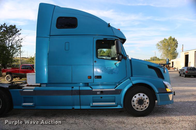 image for item DD0064 2004 Volvo VNL semi truck