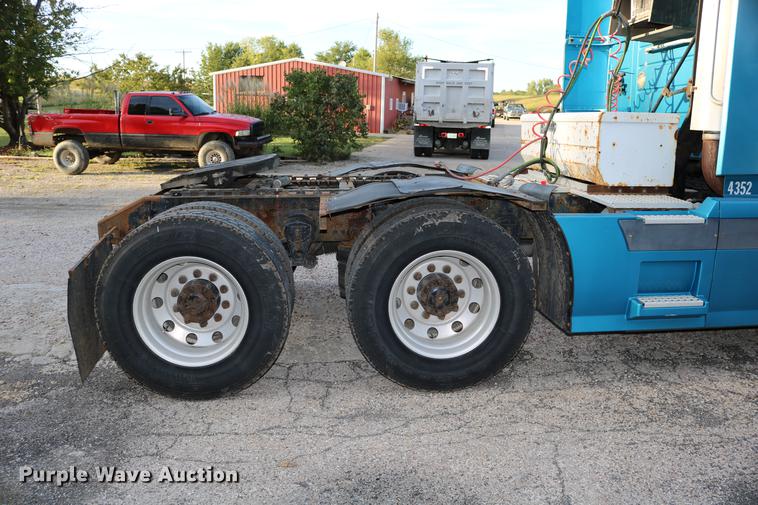 image for item DD0064 2004 Volvo VNL semi truck