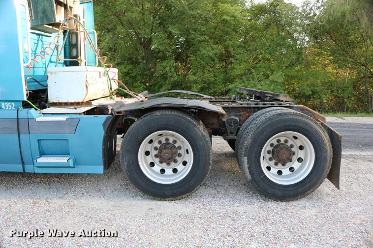 image for item DD0064 2004 Volvo VNL semi truck