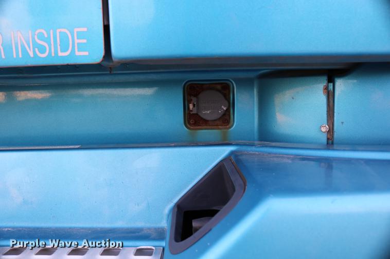 image for item DD0064 2004 Volvo VNL semi truck