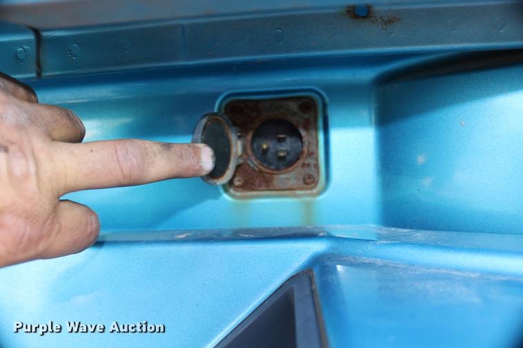 image for item DD0064 2004 Volvo VNL semi truck