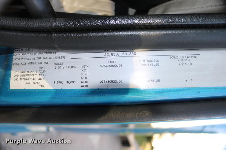 image for item DD0064 2004 Volvo VNL semi truck