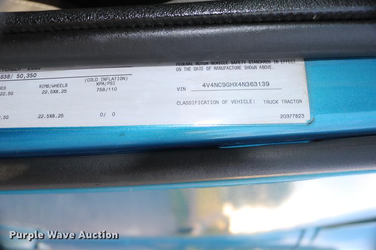 image for item DD0064 2004 Volvo VNL semi truck