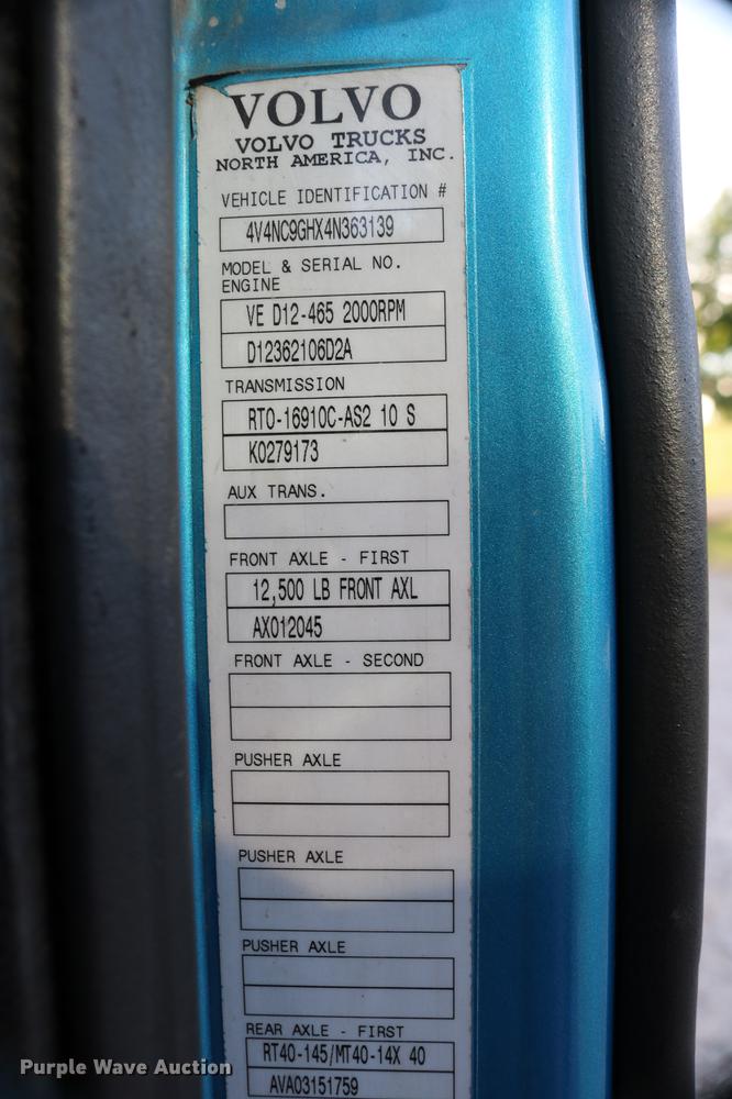 image for item DD0064 2004 Volvo VNL semi truck