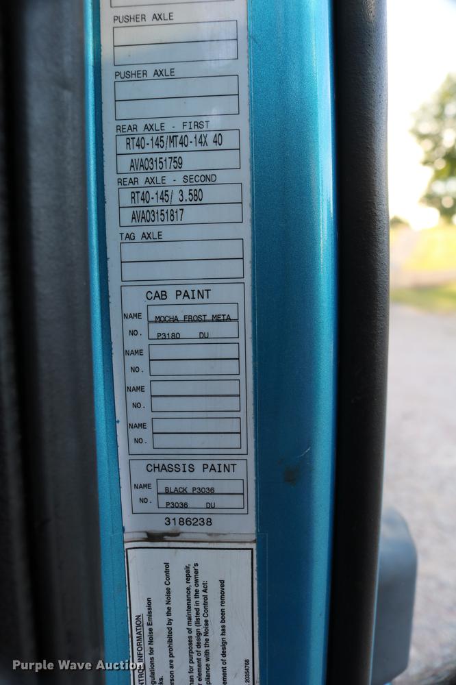 image for item DD0064 2004 Volvo VNL semi truck