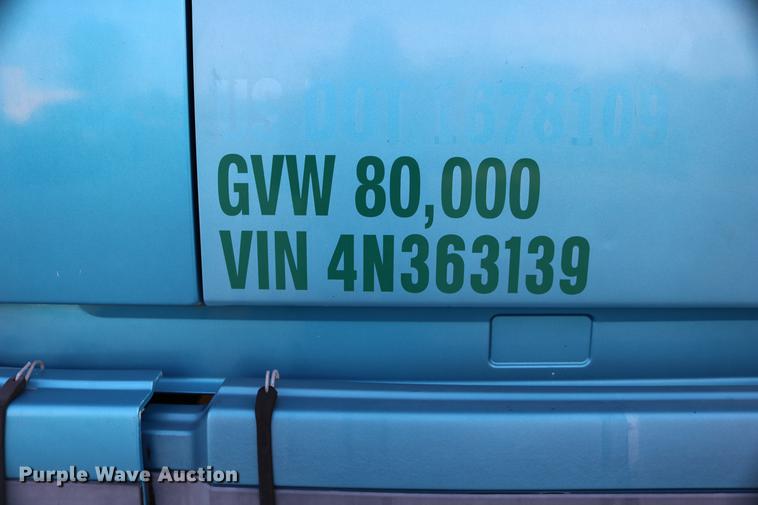 image for item DD0064 2004 Volvo VNL semi truck