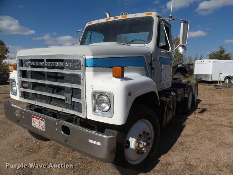 image for item DR9213 1986 International F2575 semi truck