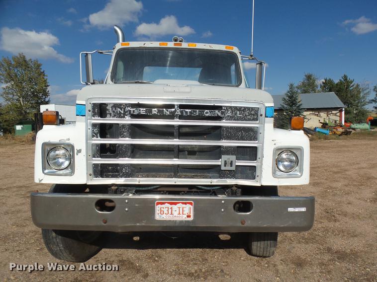 image for item DR9213 1986 International F2575 semi truck