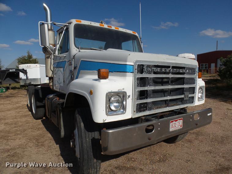 image for item DR9213 1986 International F2575 semi truck
