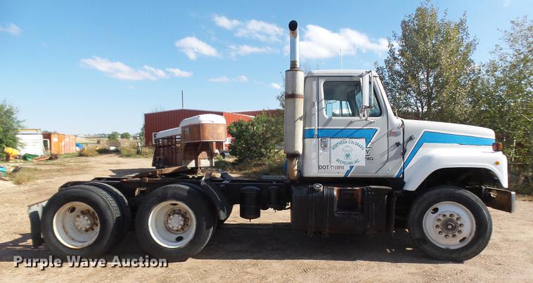 image for item DR9213 1986 International F2575 semi truck