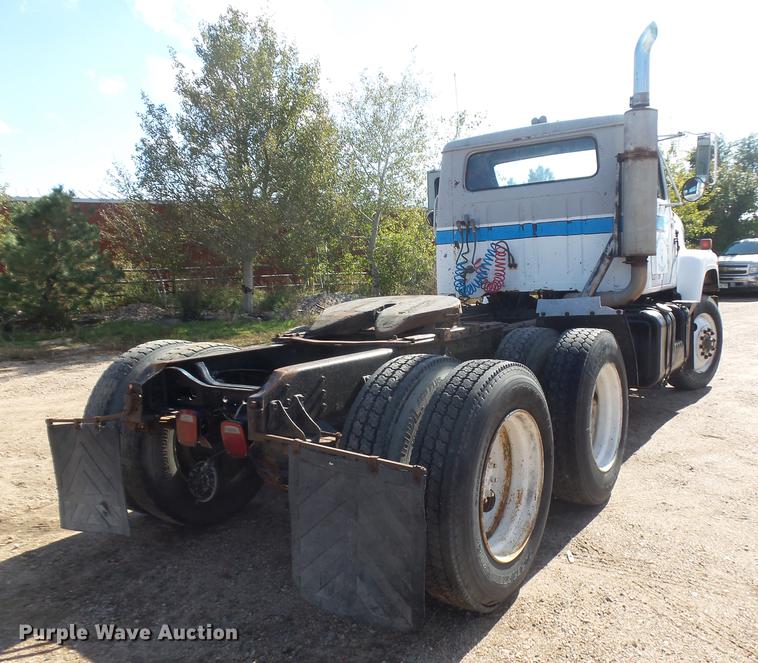 image for item DR9213 1986 International F2575 semi truck