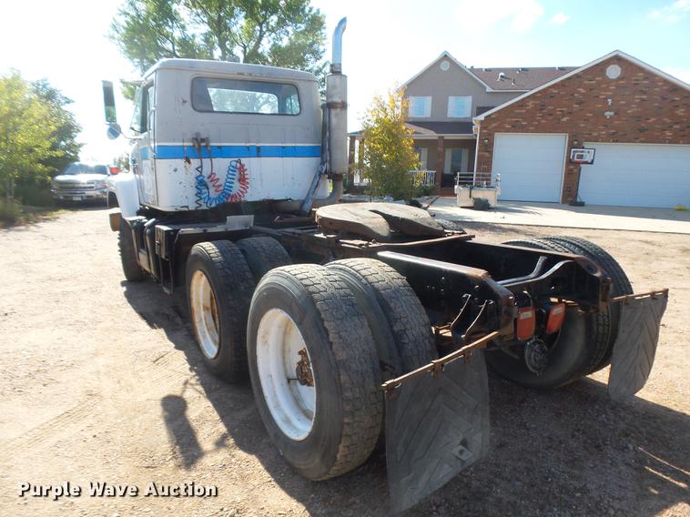 image for item DR9213 1986 International F2575 semi truck