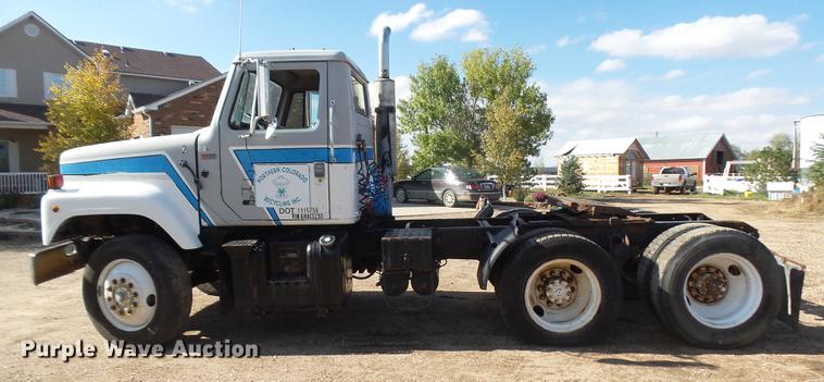 image for item DR9213 1986 International F2575 semi truck