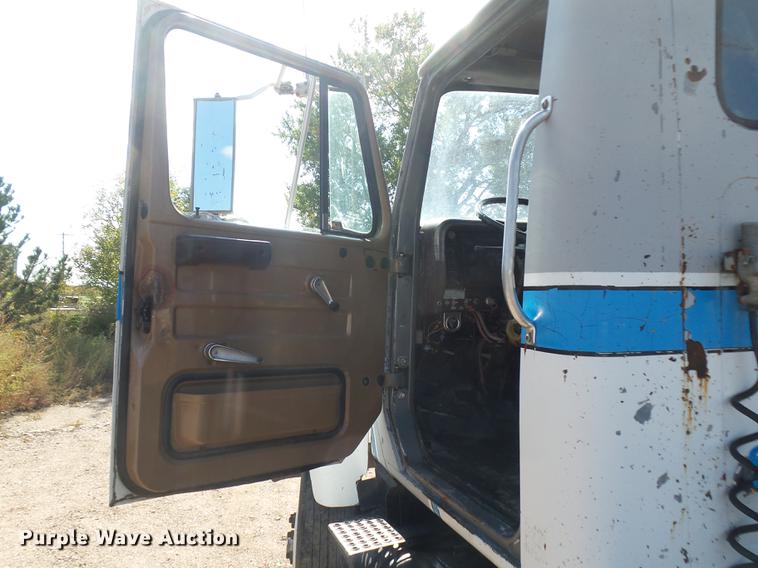 image for item DR9213 1986 International F2575 semi truck