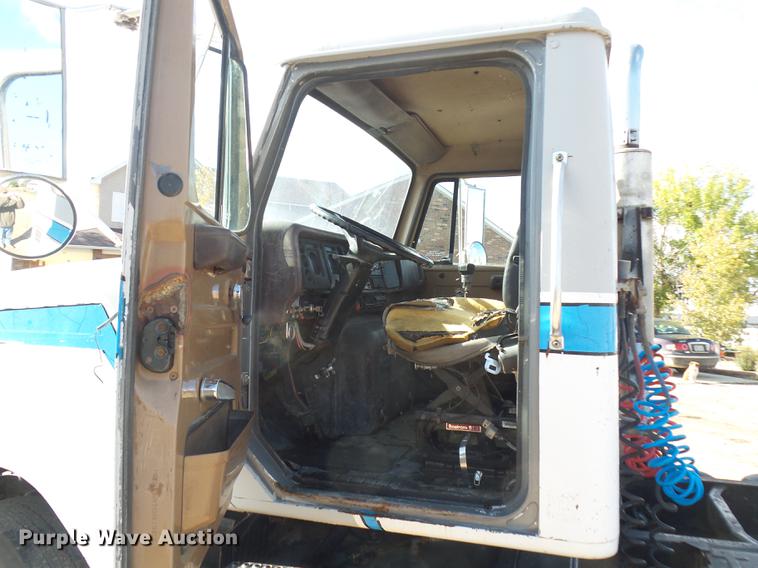 image for item DR9213 1986 International F2575 semi truck