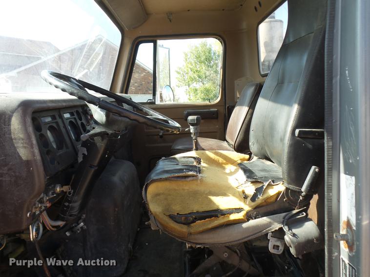 image for item DR9213 1986 International F2575 semi truck