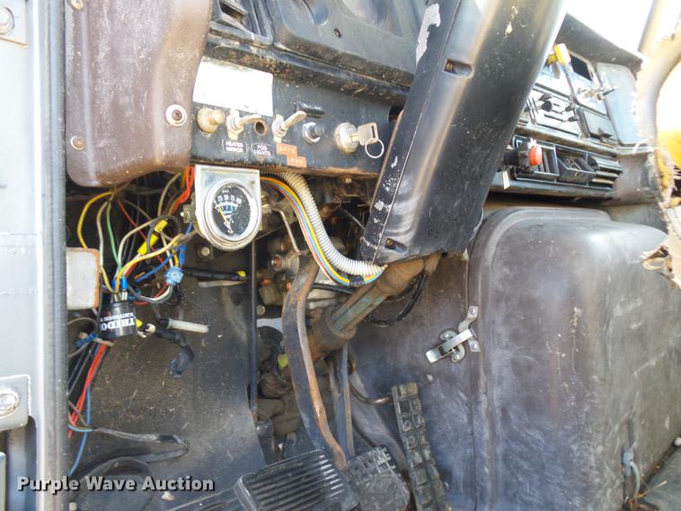 image for item DR9213 1986 International F2575 semi truck