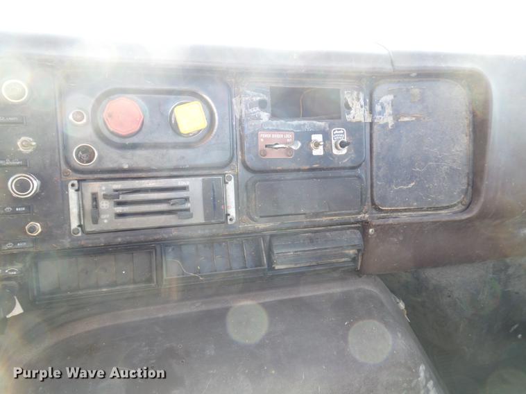 image for item DR9213 1986 International F2575 semi truck