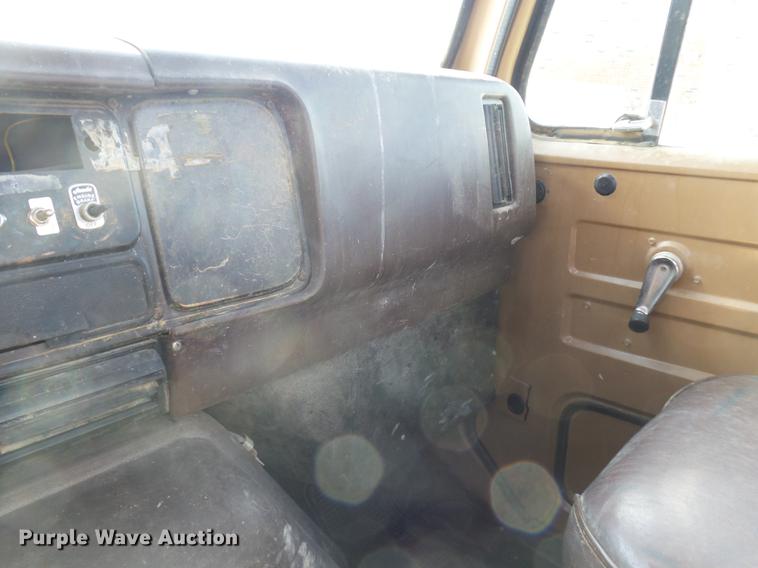 image for item DR9213 1986 International F2575 semi truck