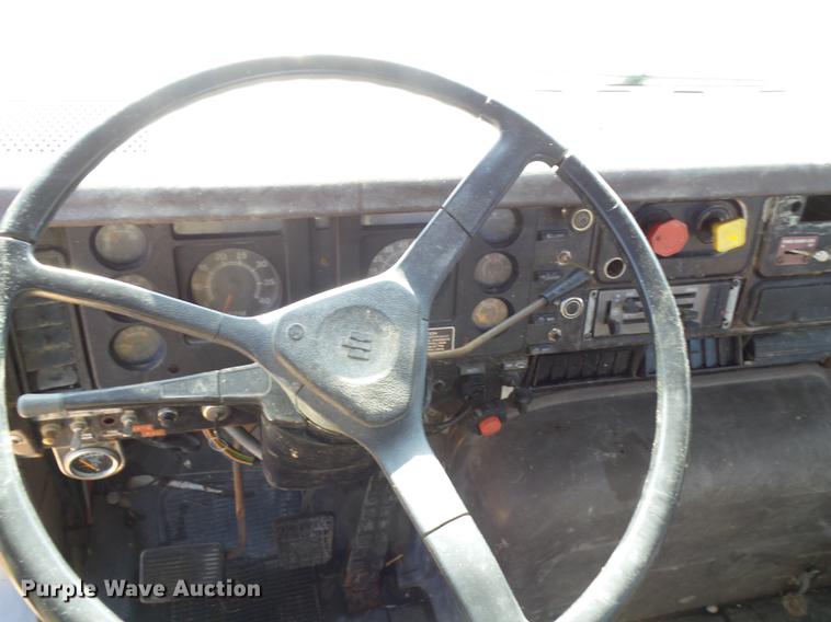 image for item DR9213 1986 International F2575 semi truck