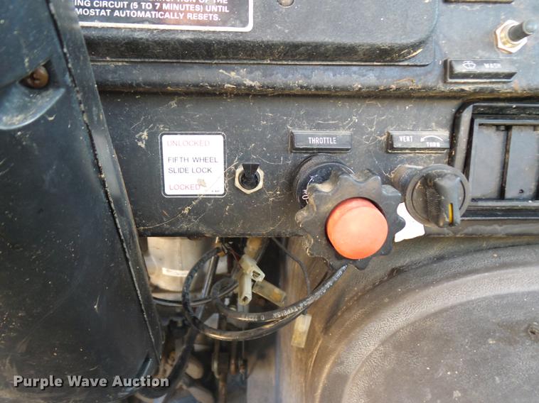 image for item DR9213 1986 International F2575 semi truck