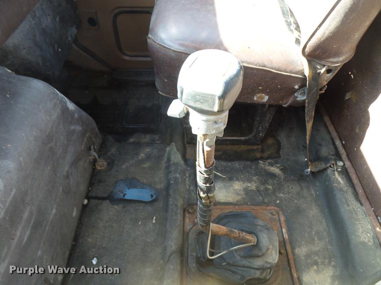 image for item DR9213 1986 International F2575 semi truck