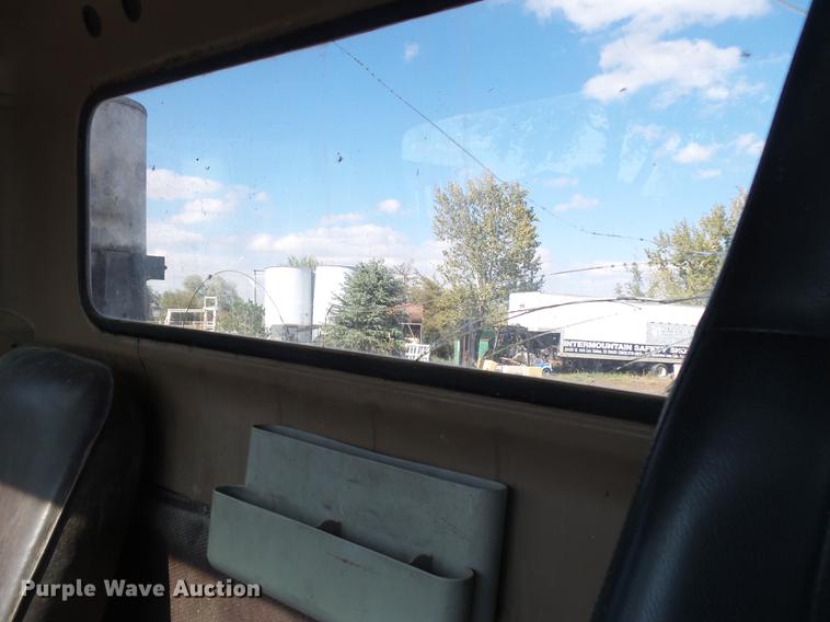 image for item DR9213 1986 International F2575 semi truck