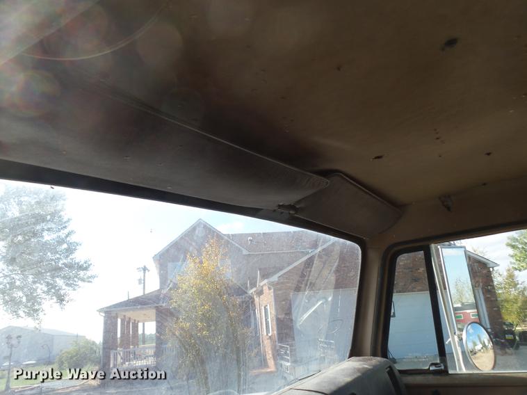 image for item DR9213 1986 International F2575 semi truck