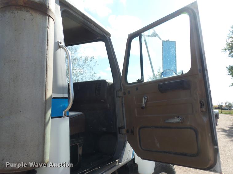 image for item DR9213 1986 International F2575 semi truck