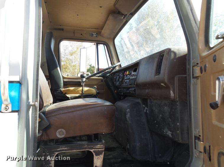 image for item DR9213 1986 International F2575 semi truck