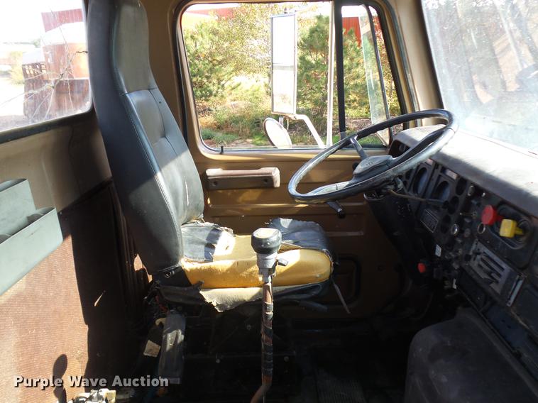 image for item DR9213 1986 International F2575 semi truck