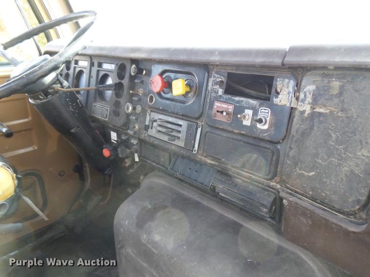 image for item DR9213 1986 International F2575 semi truck