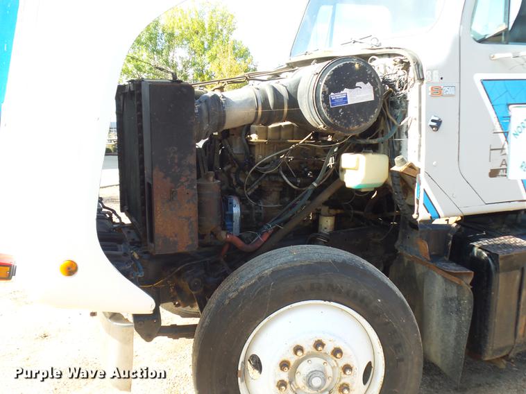 image for item DR9213 1986 International F2575 semi truck