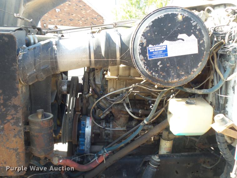 image for item DR9213 1986 International F2575 semi truck