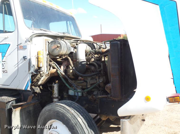 image for item DR9213 1986 International F2575 semi truck