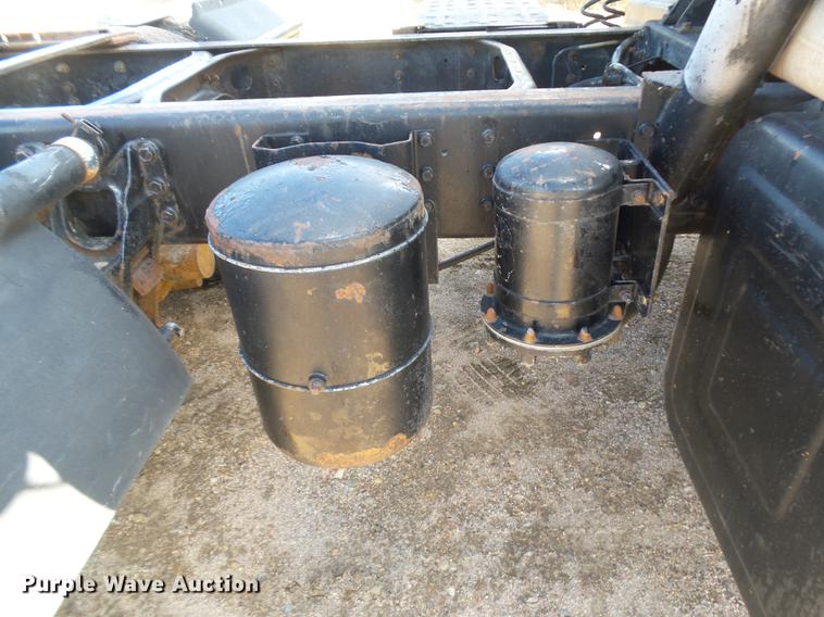 image for item DR9213 1986 International F2575 semi truck