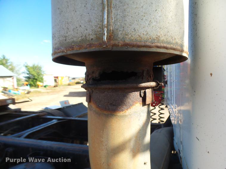 image for item DR9213 1986 International F2575 semi truck