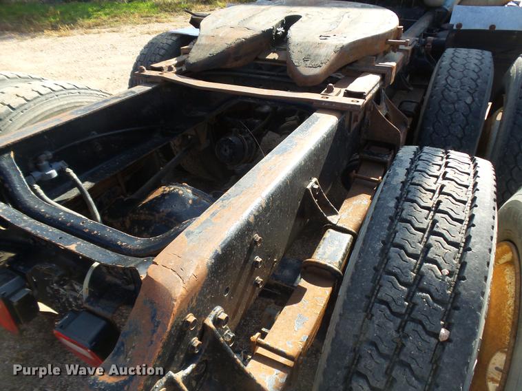 image for item DR9213 1986 International F2575 semi truck