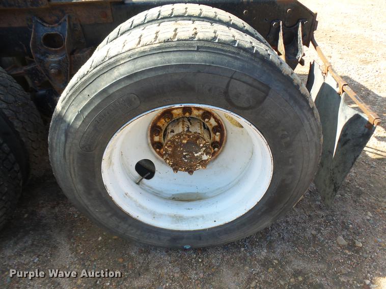 image for item DR9213 1986 International F2575 semi truck