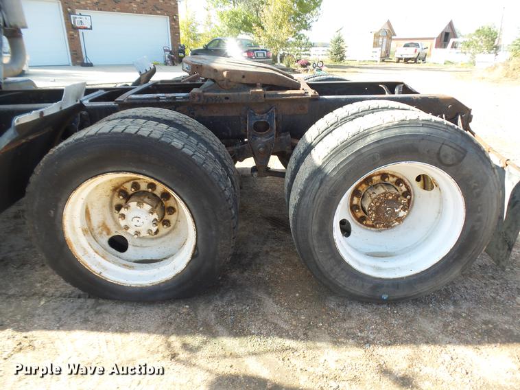 image for item DR9213 1986 International F2575 semi truck