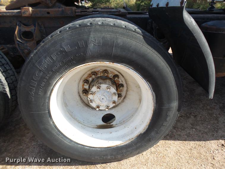 image for item DR9213 1986 International F2575 semi truck