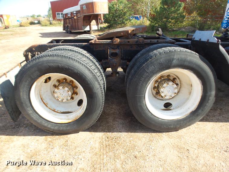 image for item DR9213 1986 International F2575 semi truck