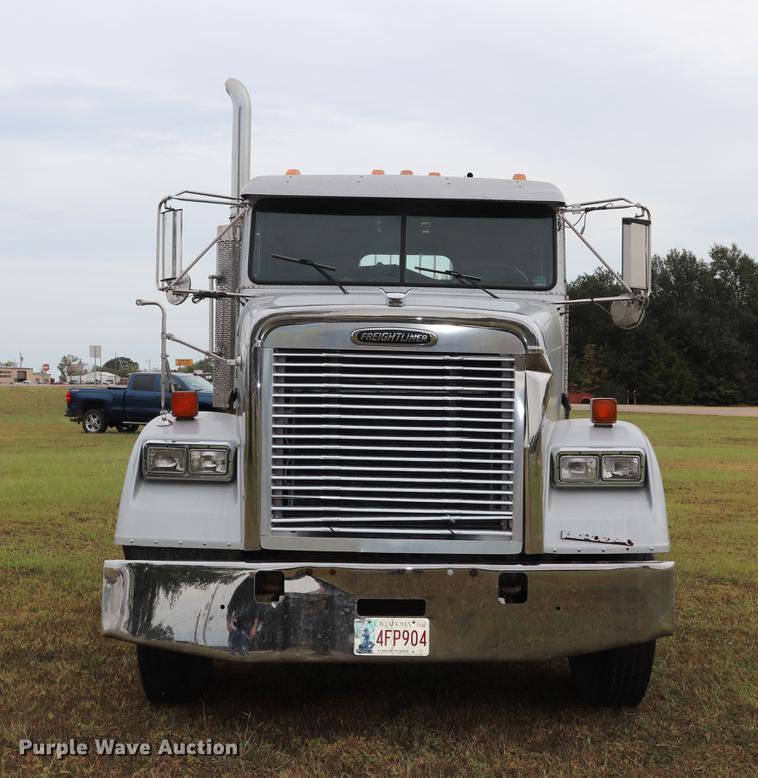 image for item ED9547 2007 Freightliner Classic semi truck