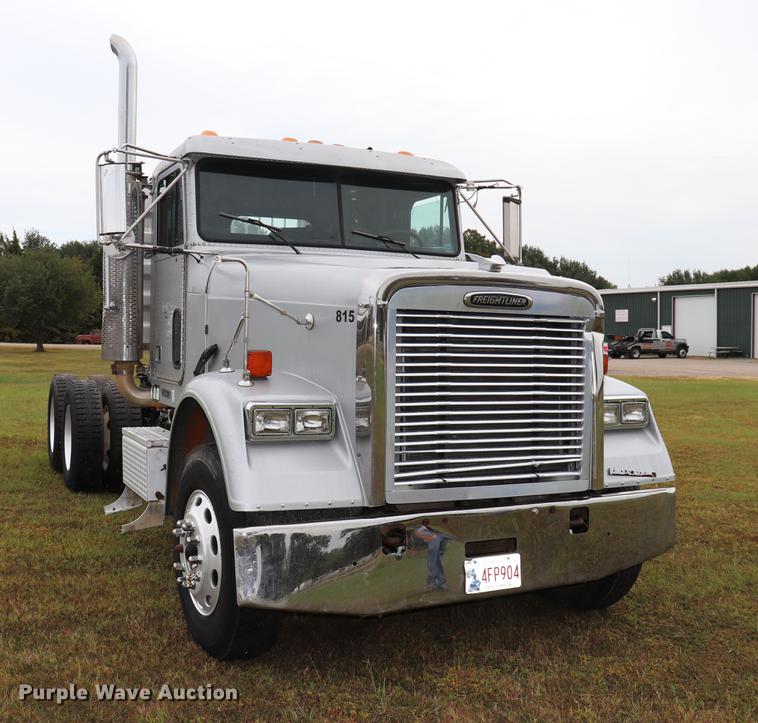 image for item ED9547 2007 Freightliner Classic semi truck
