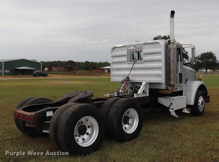 image for item ED9547 2007 Freightliner Classic semi truck