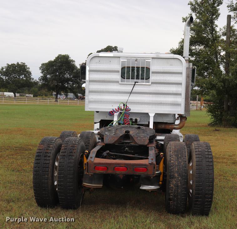 image for item ED9547 2007 Freightliner Classic semi truck